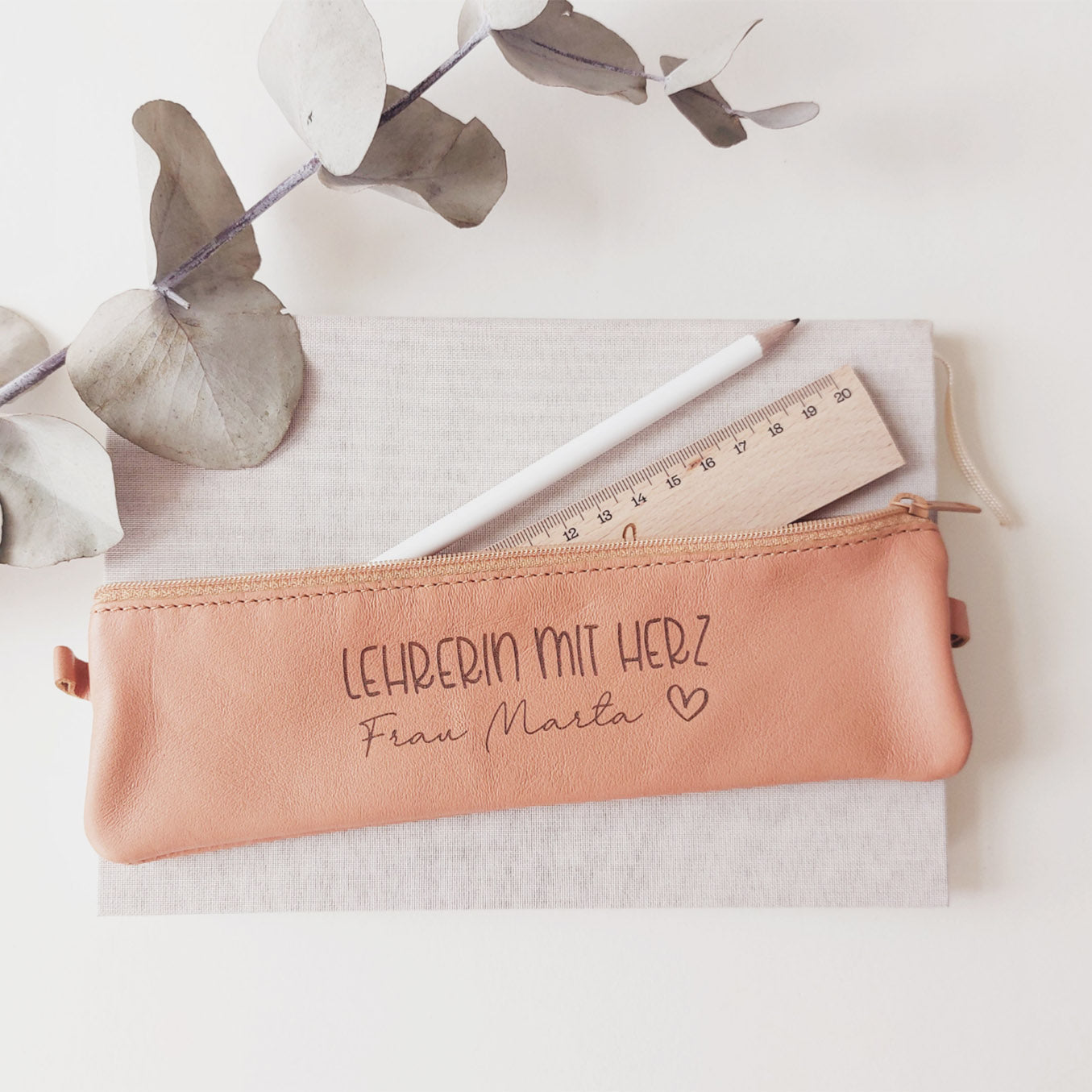 Lehrergeschenk: Federmäppchen "Lehrerin mit Herz" + Name 