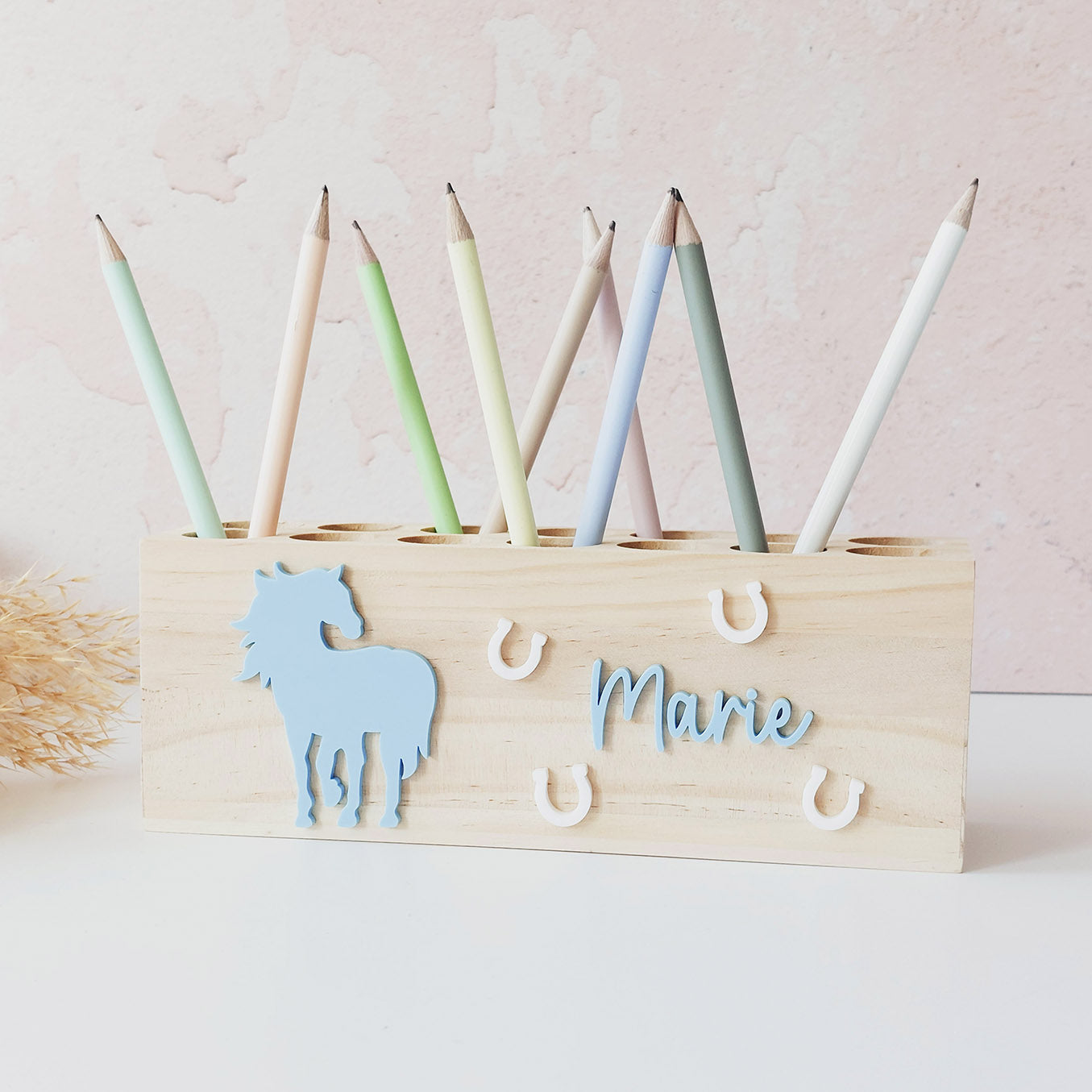 Horse Club: Stiftehalter aus Holz (personalisiert mit Name) mit Pferd als Geschenk für Mädchen