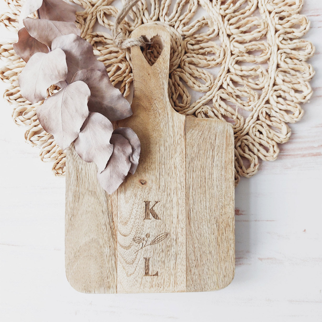 Geschenkidee zum Einzug: Schneidebrett aus Mangoholz (personalisiert mit Initialen)