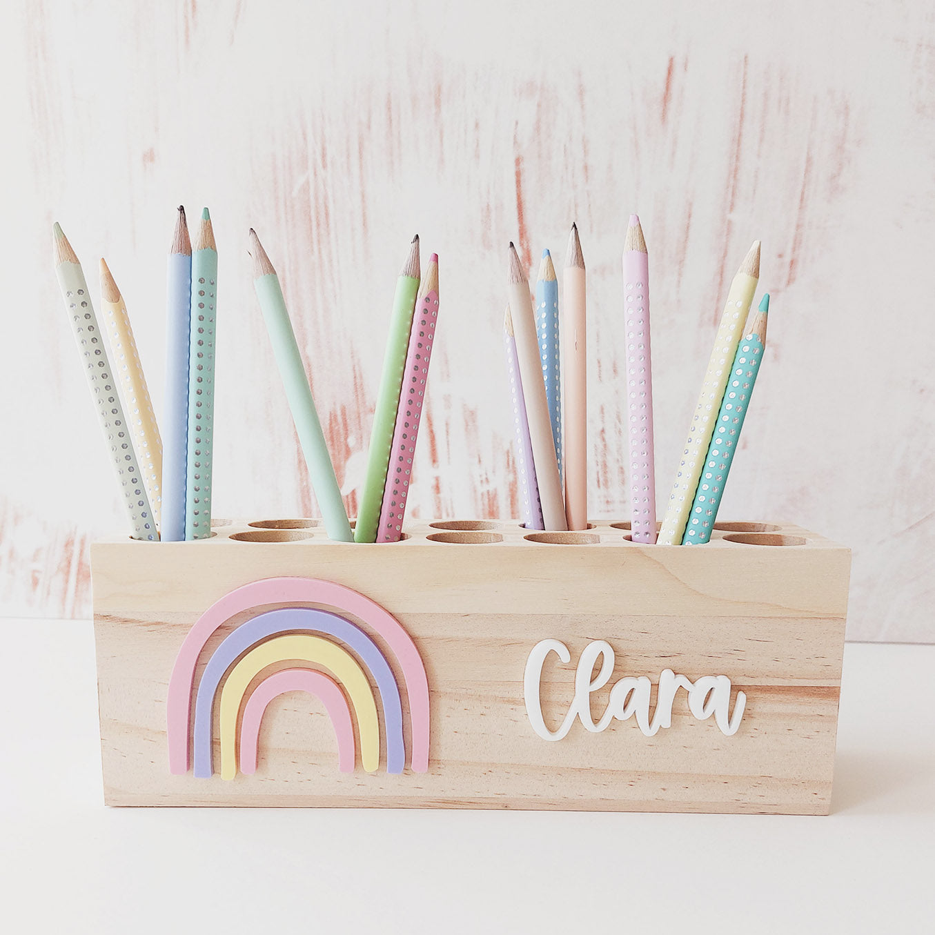 Geschenk zur Einschulung von Mädchen: Stiftehalter (personalisiert mit Name) mit rosa Regenbogen