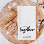 Geldgeschenk-Idee für die Hochzeit: Geschirrtuch (personalisiert) + versteckte Geldscheine