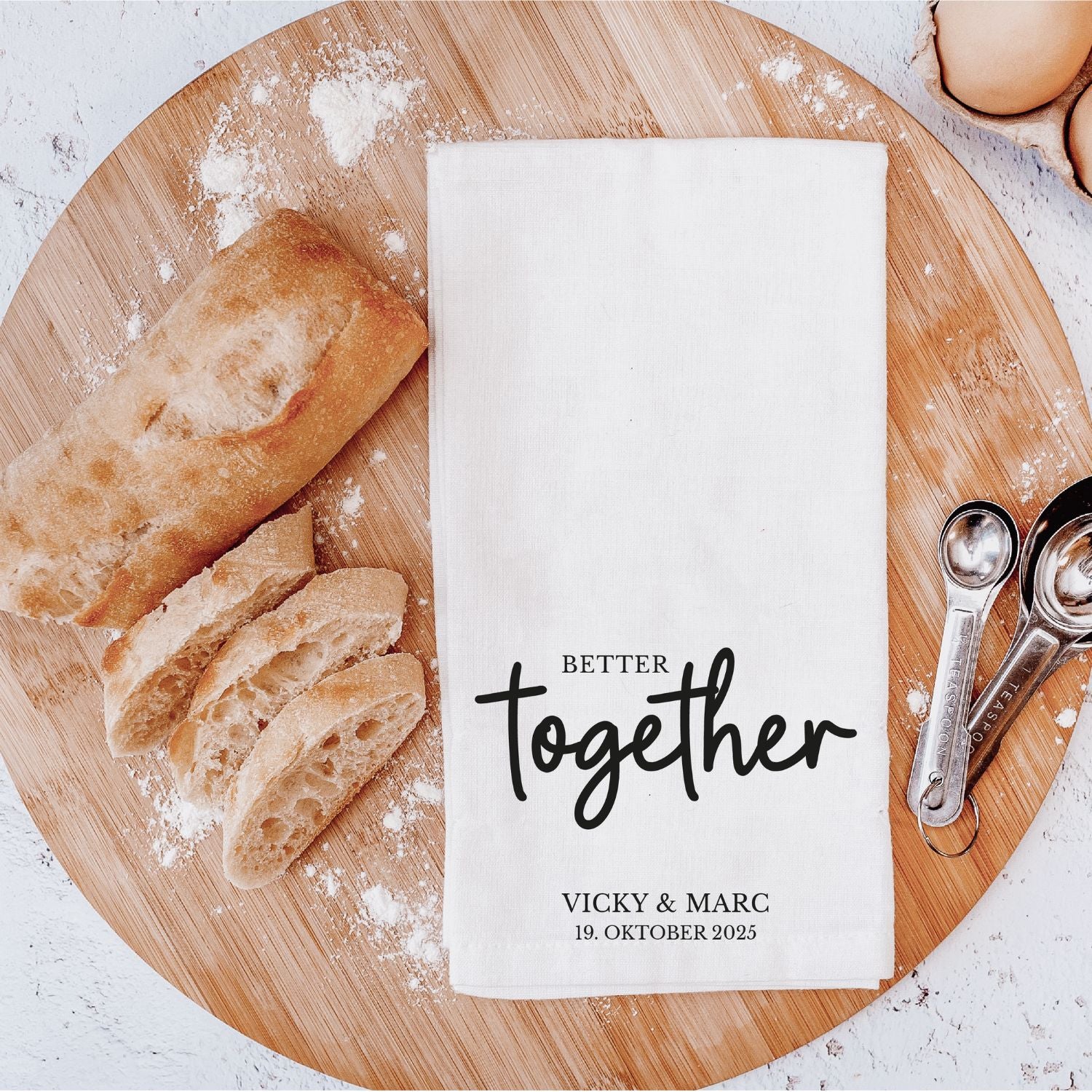 Geldgeschenk-Idee für die Hochzeit: Geschirrtuch (personalisiert) + versteckte Geldscheine