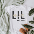 Geschwister Baby Body mit zweifarbigen „Lil brother“ Aufdruck und Geburtsjahr des kleinen Bruders
