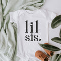 Geschenk zur Geburt: Geschwister Baby Body mit schwarzen „Lil Sis“ Aufdruck für die kleine Schwester