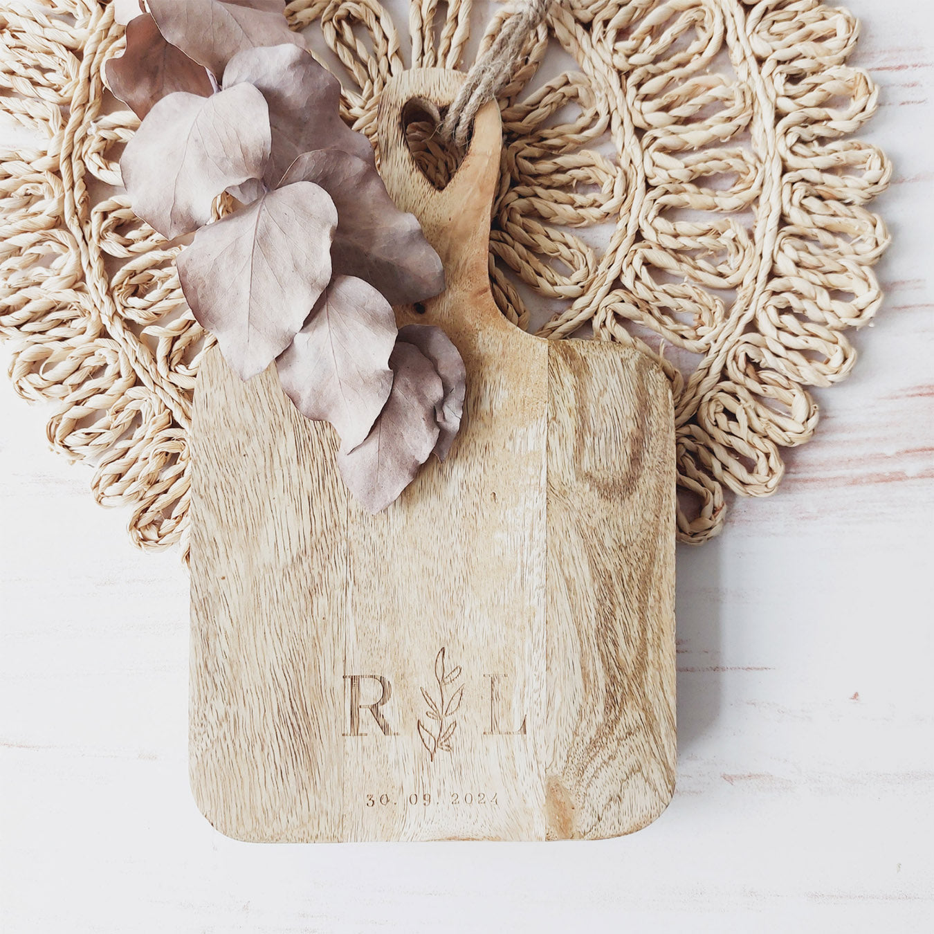 Geschenk zur Hochzeit: Schneidebrett aus Mangoholz (personalisiert mit Initialen + Hochzeitsdatum)