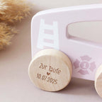 Holzspielzeug mit Geburtsdaten als Geschenk zur Taufe