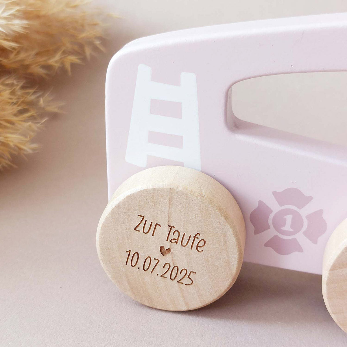 Holzspielzeug mit Geburtsdaten als Geschenk zur Taufe