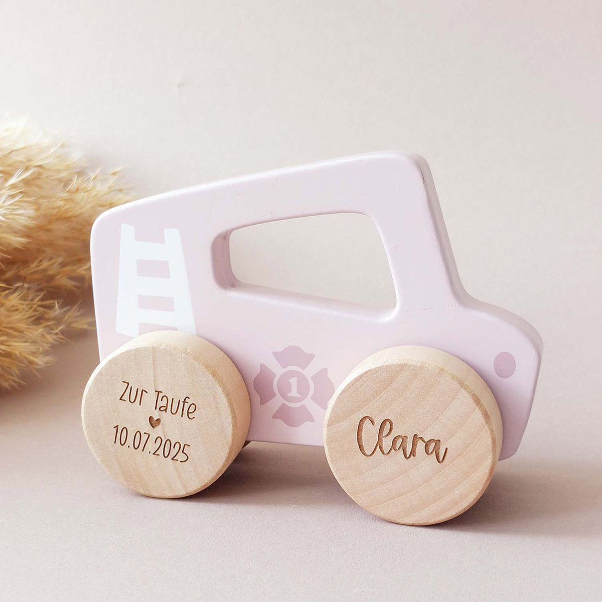 Rosa Schiebeauto (Holzspielzeug, personalisiert) als Geschenk zur Taufe