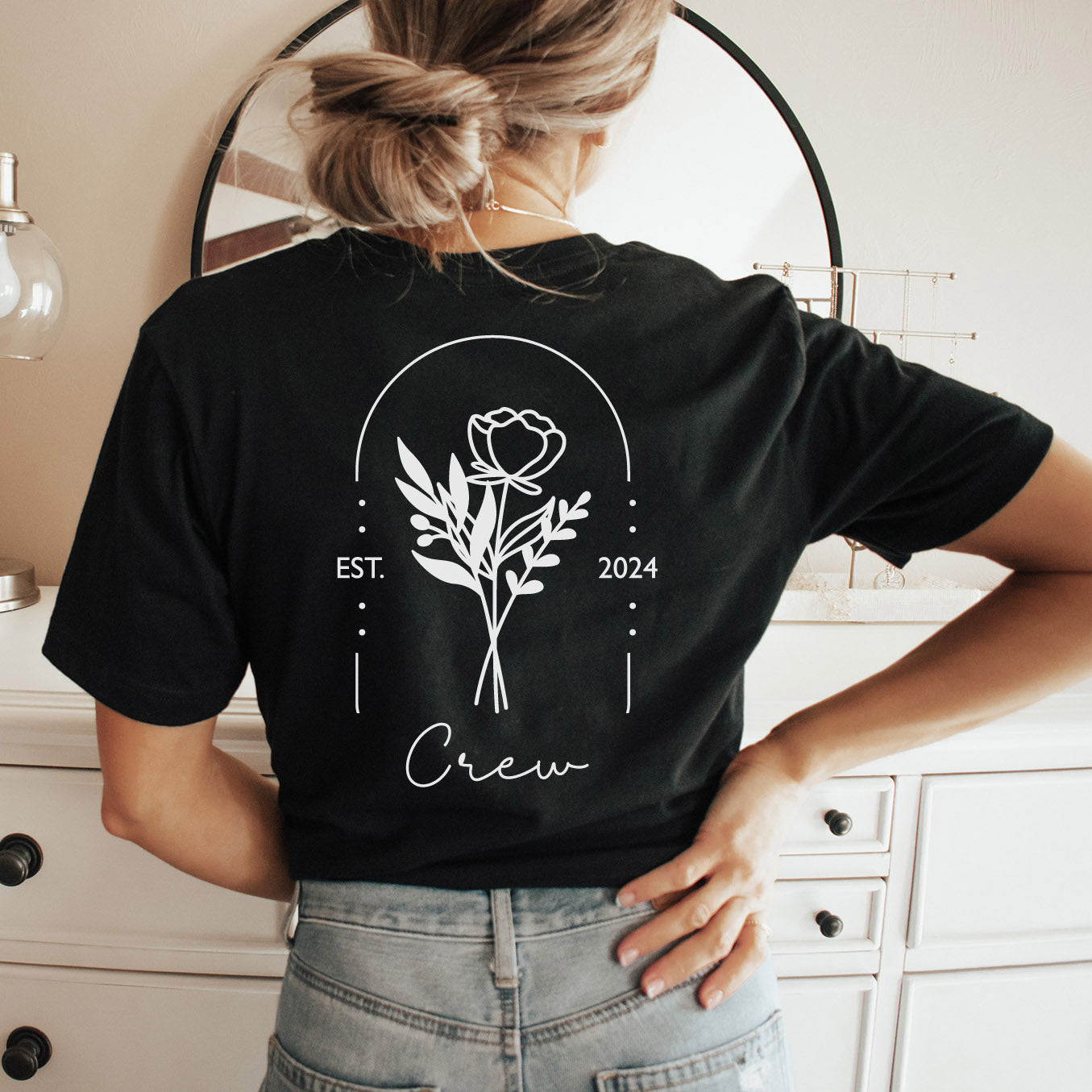 JGA T-Shirt mit Rücken-Aufdruck im  Hochzeitsdesign (floral) + "Crew"-Kalligrafie mit Jahresangabe