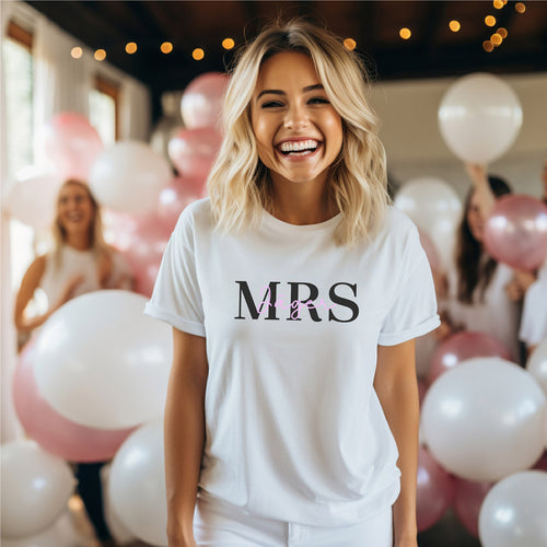 Braut T-Shirt für den JGA (mit großem "MRS" Aufdruck und dem zukünftigen Nachnamen der Braut)