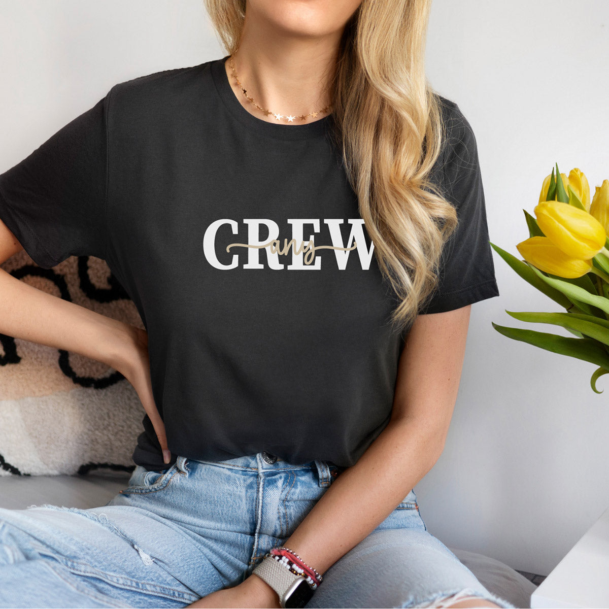 schwarze JGA T-Shirts "CREW" personalisiert mit Namen der Braut (in Wunschfarbe)