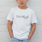 Junge mit "Schulkind" T-Shirt (weiß), personalisiert mit Name, nillie Design #8
