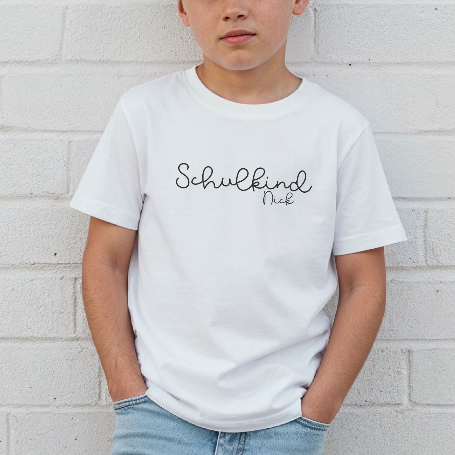 Junge mit "Schulkind" T-Shirt (weiß), personalisiert mit Name, nillie Design #8