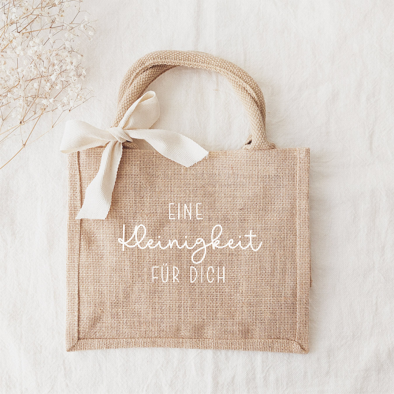 Jutetasche für Geschenk mit weißen Aufdruck: "Eine Kleinigkeit für dich"