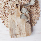 Geschenkidee für Paar: Schneidebrett aus Mangoholz (personalisiert mit Namen)