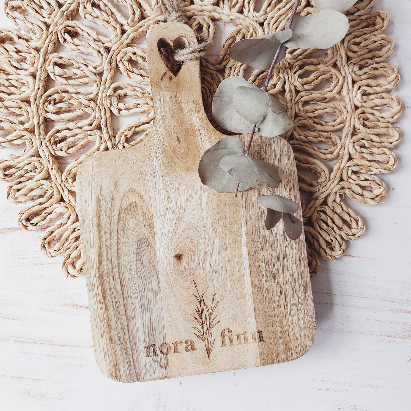 Geschenkidee für Paar: Schneidebrett aus Mangoholz (personalisiert mit Namen)