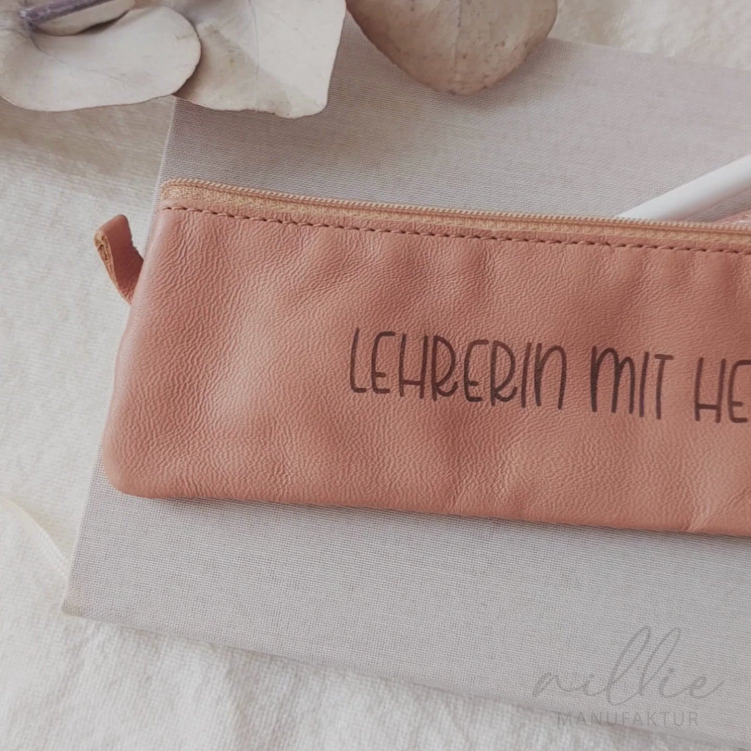 Abschiedsgeschenk Lehrerin: Federtasche mit Gravur (Lehrerin mit Herz)