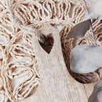 Schneidebrett, Detailansicht (Holzgriff mit Herz)