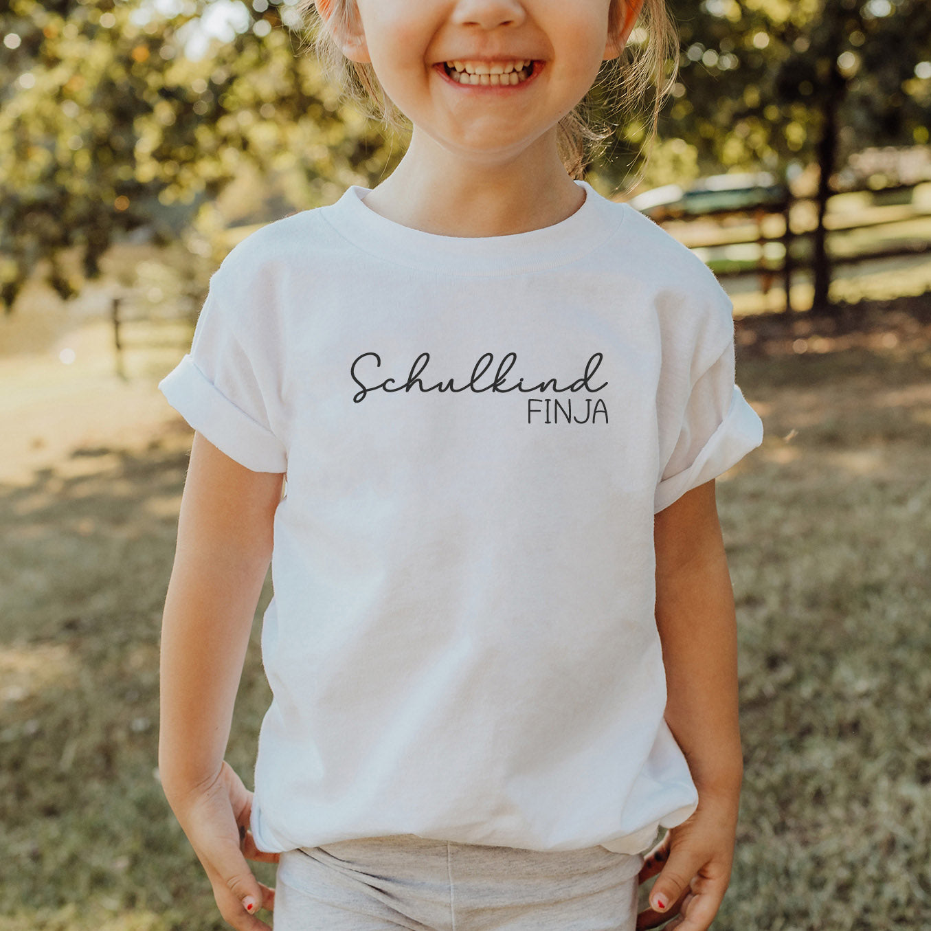 „Schulkind“ T-Shirt (weiß), personalisiert mit Name