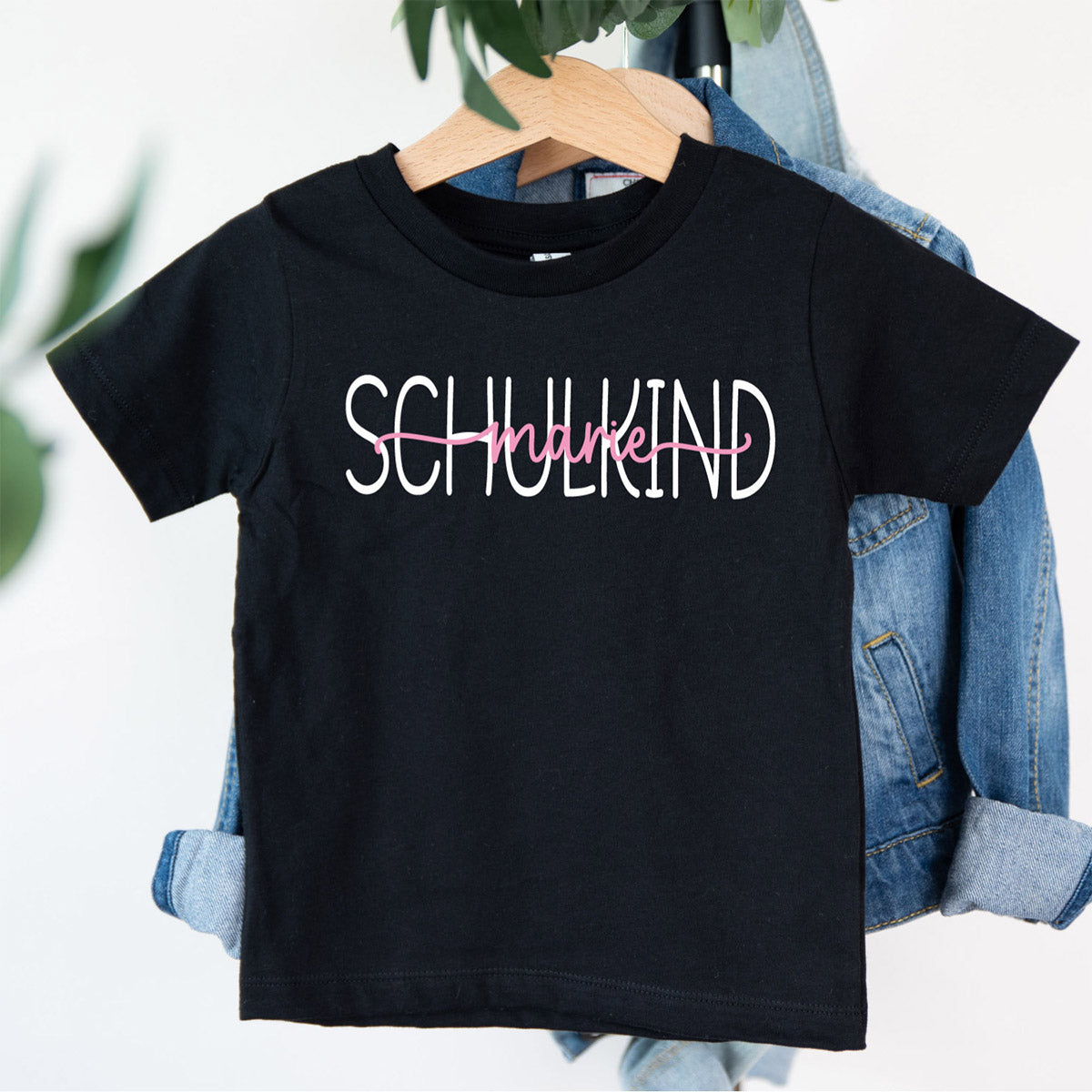 Schulkind T-Shirt (schwarz) mit Name des Schulkindes