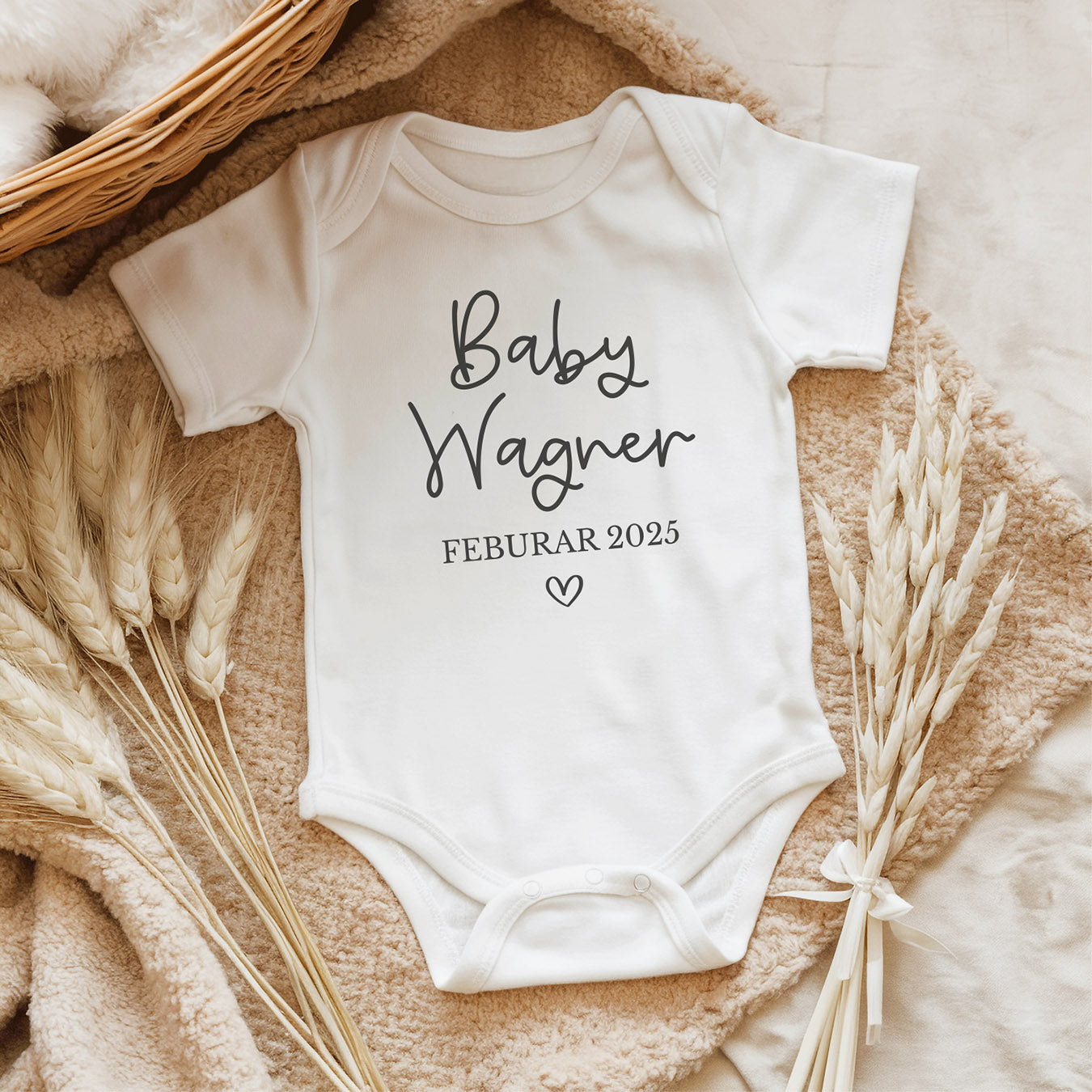 Babybody (personalisiert mit Familienname, Geburtsmonat/ -jahr) zum Bekanntgeben deiner Schwangerschaft