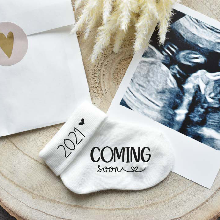 Babysocke mit Geburtsjahr + "Coming soon"-Aufdruck zum Verkünden der Schwangerschaft