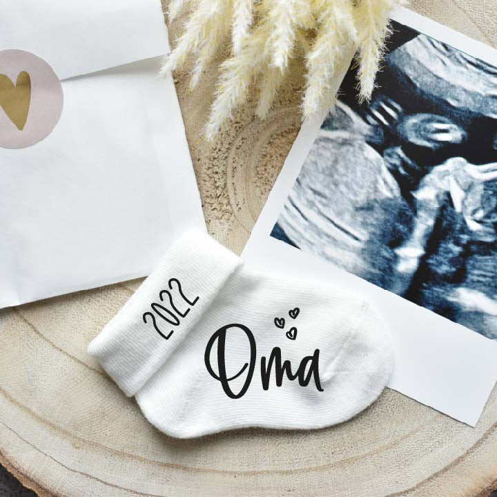 Babysocke mit Jahresangabe und "Oma"-Aufdruck - Geschenkidee um der Mama die  Schwangerschaft zu verkünden