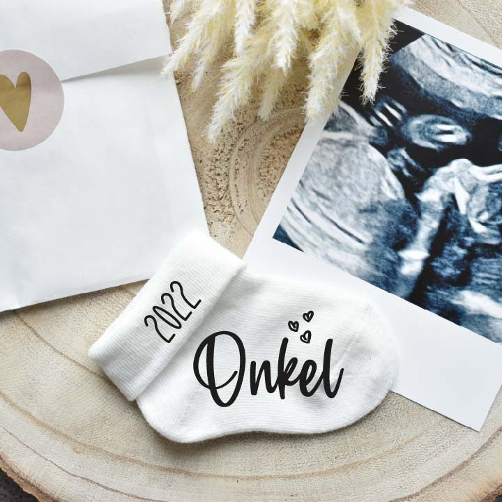 Babysocke mit Jahresangabe und "Onkel"-Aufdruck - Geschenkidee um dem Bruder die  Schwangerschaft zu verkünden