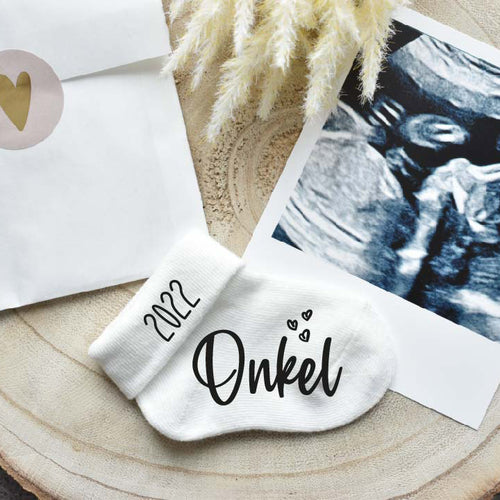Babysocke mit Jahresangabe und "Onkel"-Aufdruck - Geschenkidee um dem Bruder die  Schwangerschaft zu verkünden