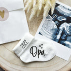 Babysocke mit Jahresangabe und "Opa"-Aufdruck - Geschenkidee um dem Papa die  Schwangerschaft zu verkünden