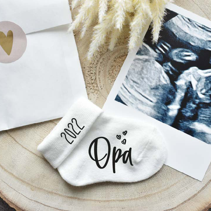 Babysocke mit Jahresangabe und "Opa"-Aufdruck - Geschenkidee um dem Papa die  Schwangerschaft zu verkünden