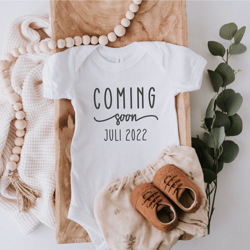 Schwangerschaft verkünden mit Baby Body "Coming soon" (+ Geburtsmonat und Geburtsjahr), Bild 2