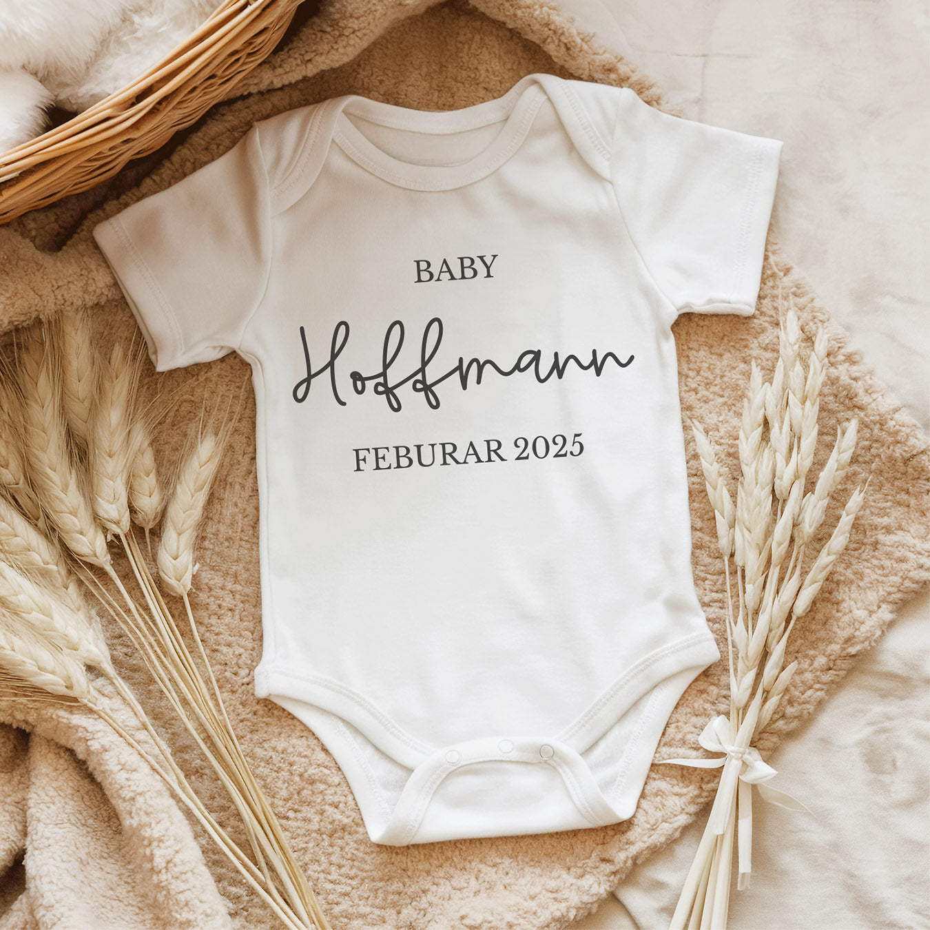 Schwangerschaftsverkündung mit Babybody (personalisiert mit Familienname, Geburtsmonat/ -jahr)
