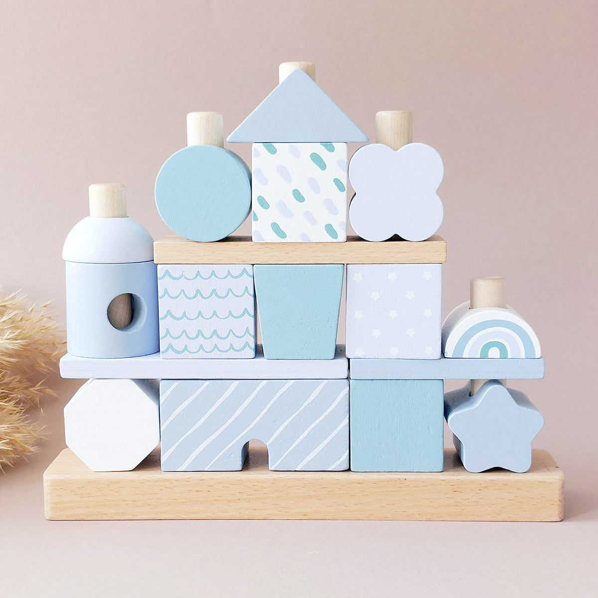 Hellblaues Stapelhaus aus Holz #Babygeschenk