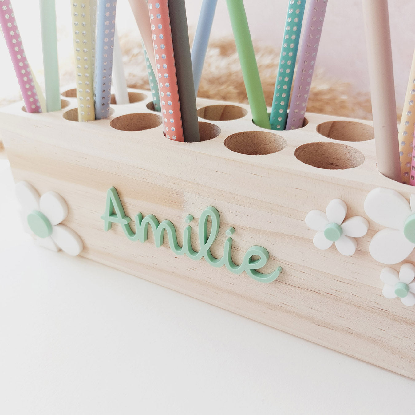Detailansicht Stiftehalter: Personalisierung mit Name und Blumen