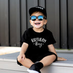 T-Shirt (schwarz) mit weißen „BIRTHDAY boy“ Aufdruck für den Geburtstag von Jungen