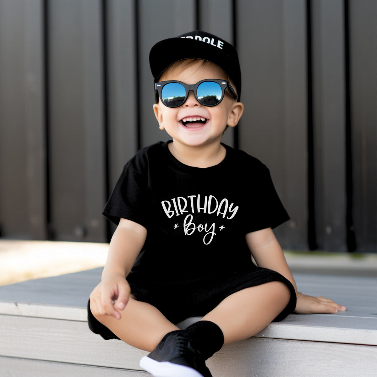 T-Shirt (schwarz) mit weißen „BIRTHDAY boy“ Aufdruck für den Geburtstag von Jungen