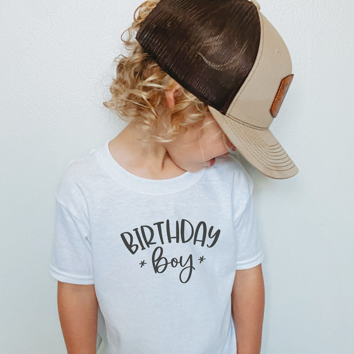 T-Shirt (weiß) mit schwarzen „BIRTHDAY boy“ Aufdruck für den Geburtstag von Jungen