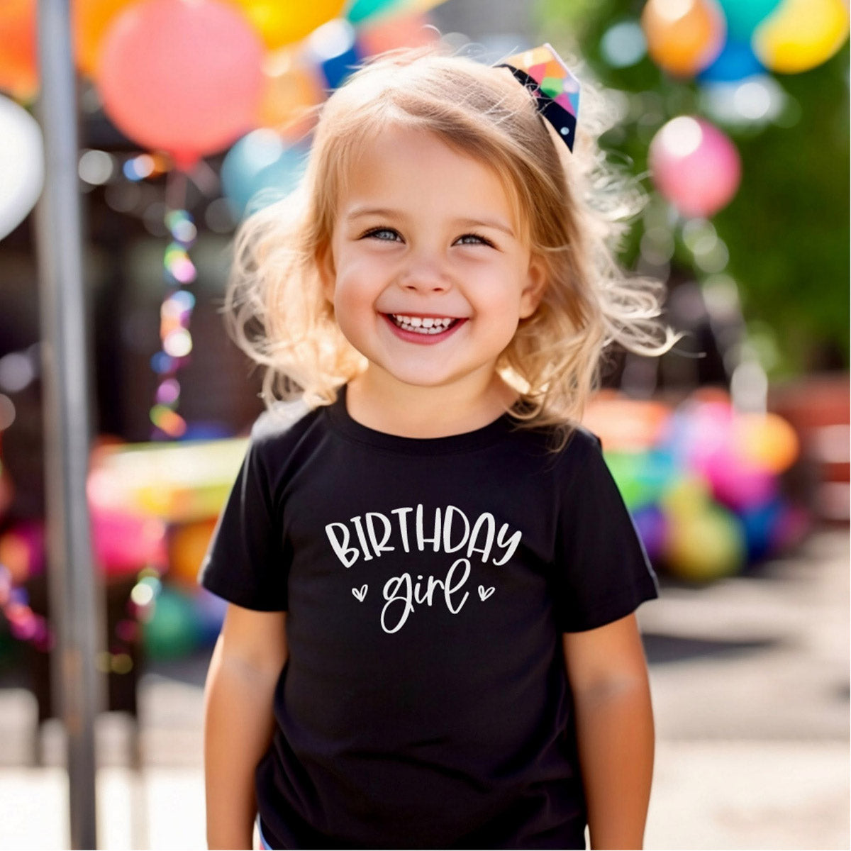 T-Shirt (schwarz) mit weißen „BIRTHDAY girl“ Aufdruck für den Geburtstag von Mädchen