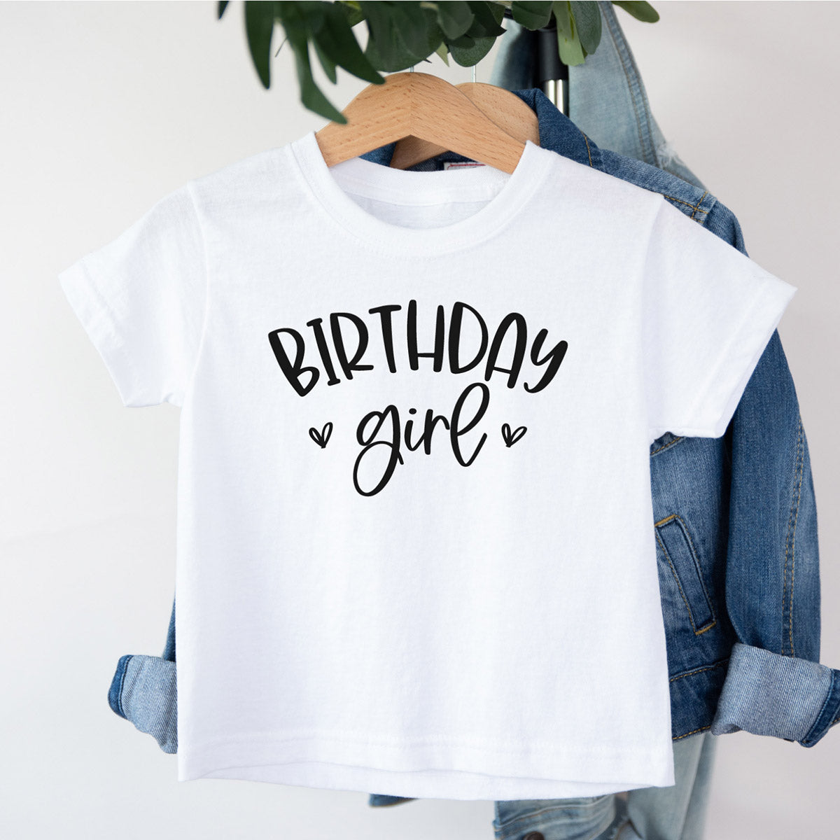 T-Shirt (weiß) mit schwarzen „BIRTHDAY girl“ Aufdruck für den Geburtstag von Mädchen