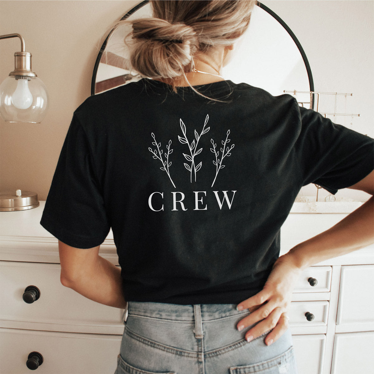 T-Shirt (schwarz) für den JGA der Braut mit Rücken-Aufdruck: "CREW" + florales Design