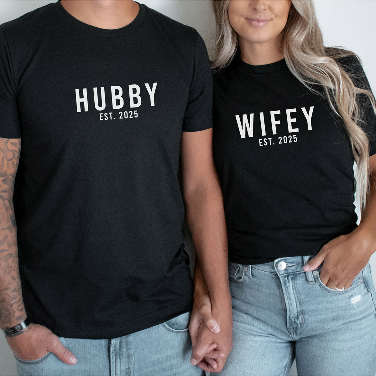 "Wifey/ Hubby – Est. 20…" T-Shirts für die Hochzeit